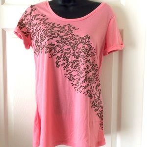 🐆🐆 Pink shirt with leopard print in front 🐆🐆